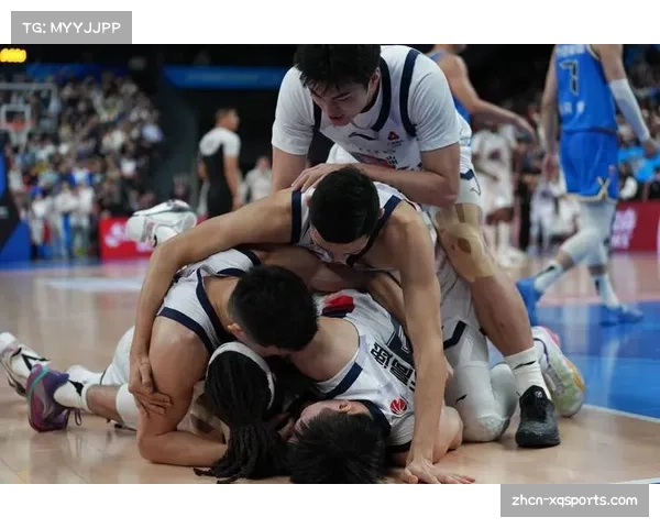 【2026年4月CBA联赛·赛中·消息北京北汽新秀后卫意外扭伤脚踝，被队友搀扶离场